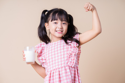 Susu dapat membantu pertumbuhan fisik si Kecil, lho.